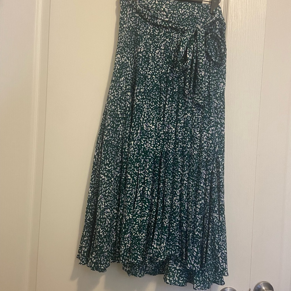 NWT Skies Are Blue Green and White Midi Skirt full skirt flows.  Runs bigger